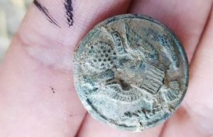 Diyarbakır’da yapılan kazı çalışmasında bulunan ABD sembolü rozet!