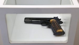 Tarihin kayda aldığı mafyalardan Al Capone’un silahına 1 milyon dolar