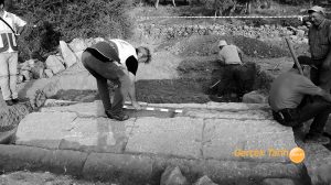 Yerin 30 santim altında 2400 yıllık anıt mezar bulundu