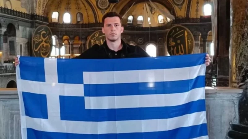 Ayasofya’da böyle provokasyon yapıldı! Yunan turist bayrak açıp fotoğrafı da akıl almaz ifadelerle paylaştı!