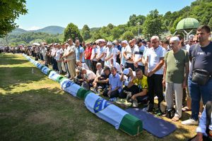 Srebrenitsa Katliamı’nın 14 kurbanı daha anıt mezarlıkta defnedildi