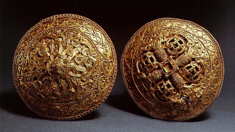Viking Çağı’ndan kalma gizemli altın broşlar Danimarka’da gün yüzüne çıktı