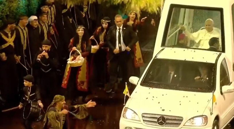 Papa 14. Leo Lübnan’da davul zurna halayla karşılandı