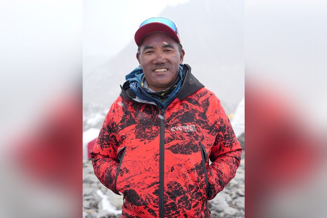 Everest’e 32. kez çıktı: Kendi rekorunu kırdı