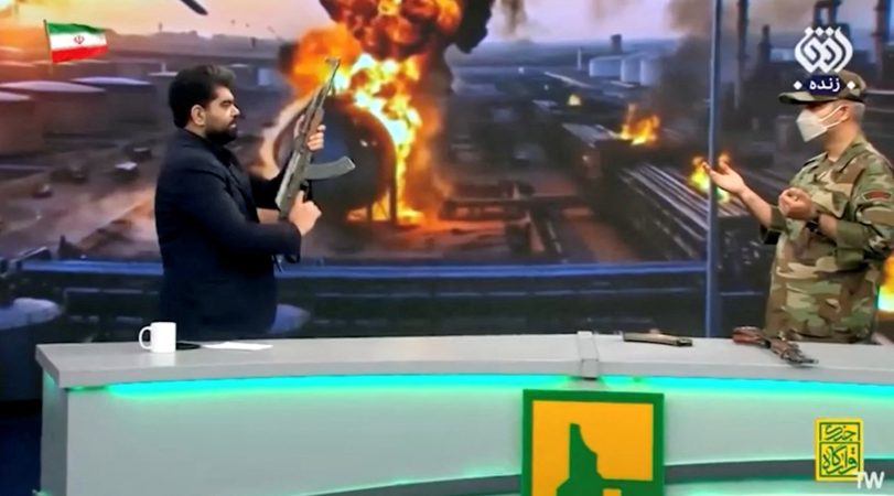 İran’da canlı yayında BAE bayrağına kalaşnikof ile ateş edildi