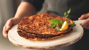 Listeyi gören şaka sandı: Fethiye’de lahmacun 1.450 liraya satıldı!