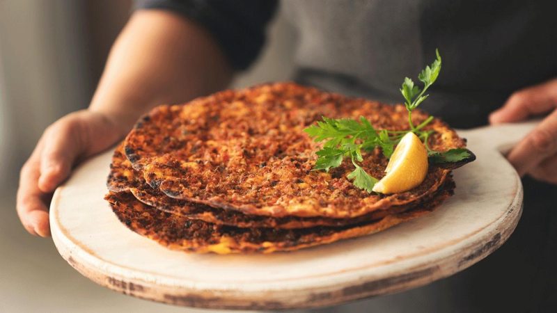 Listeyi gören şaka sandı: Fethiye’de lahmacun 1.450 liraya satıldı!