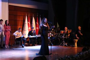 Sezen Çakmakçı Ankara’daki ses yarışmasında yarı finale yükseldi