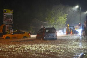 İstanbul’da yağmur nedeniyle araçlar sular altında kaldı: Can kaybı da yaşandı